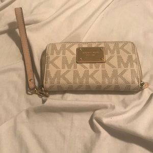 Michale kors wristlet